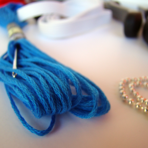 Hilo de bordar y aguja