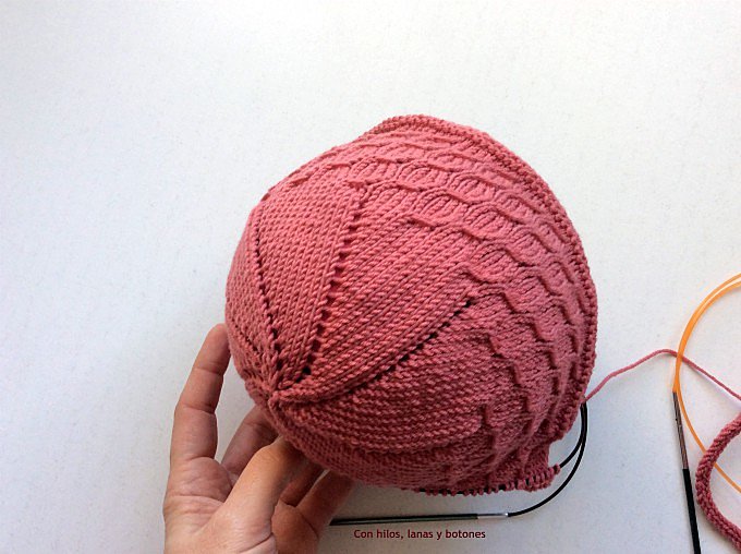 Con hilos, lanas y botones: DIY capota de punto para bebé (patrón gratis)