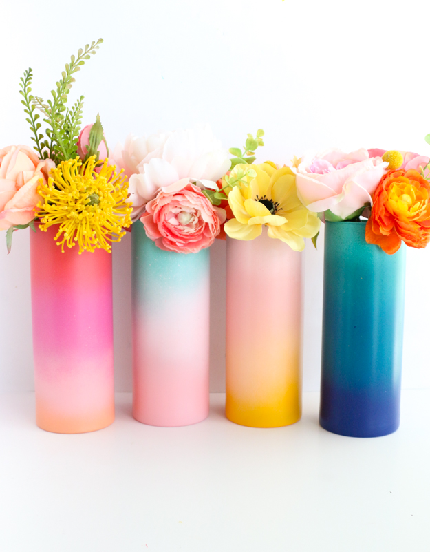 5_DIY_para_añadir_color_a_tu_hogar_este_verano_Gradient_Flower_Vases_decoracion_handmade
