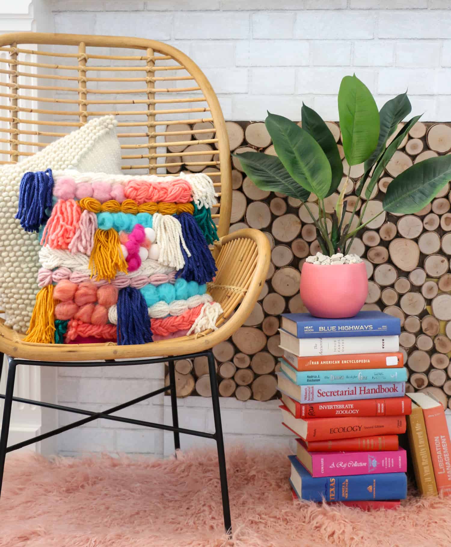5_DIY_para_añadir_color_a_tu_hogar_este_verano_handmade_decoracion_How-to-Make-a-Faux-Woven-Pillow