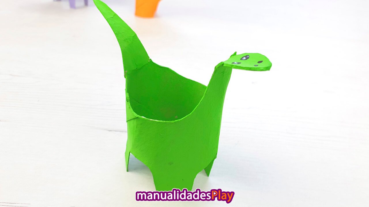 Dinosaurio Diplodocus realizado por un niño con rollos de papel