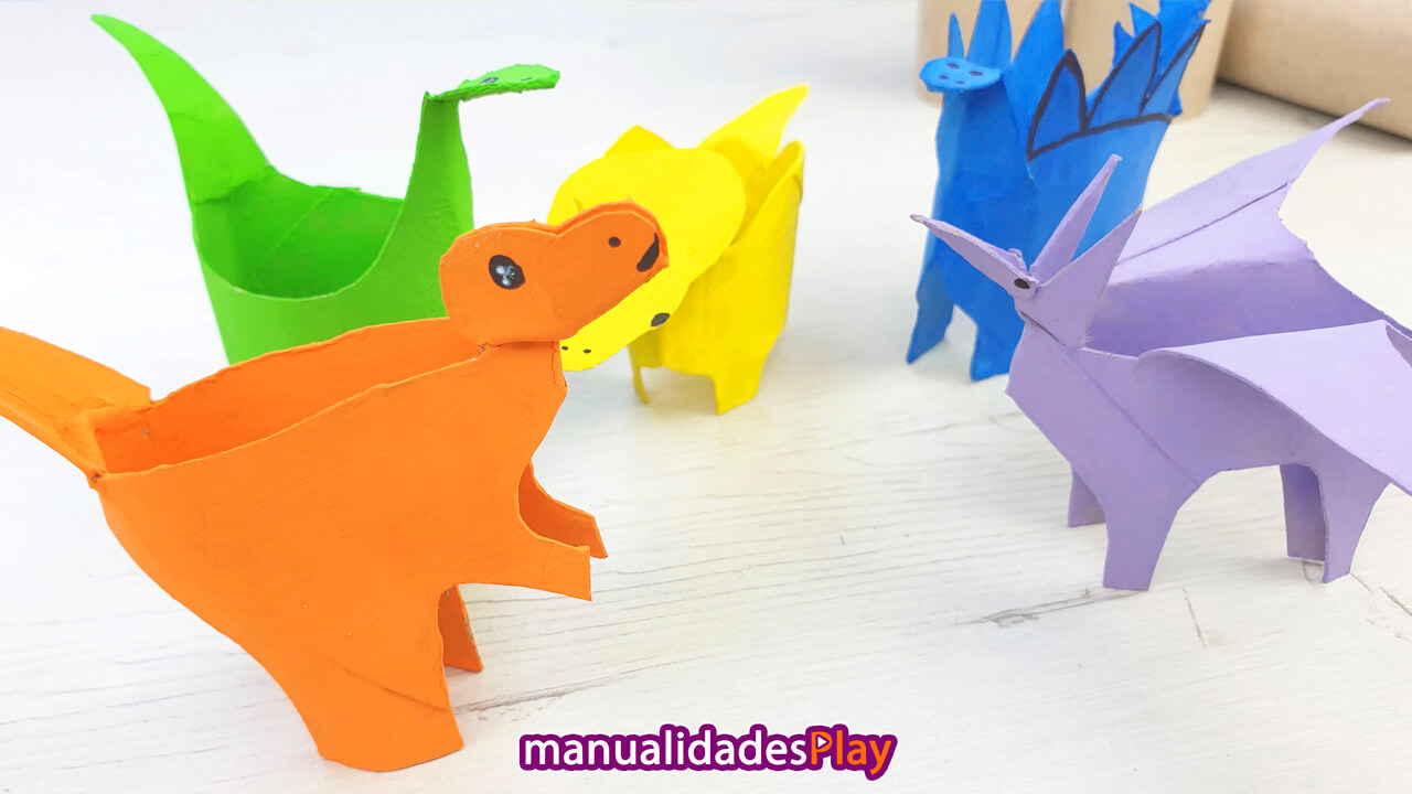 Dinosaurios con rollos de papel realizados por niños