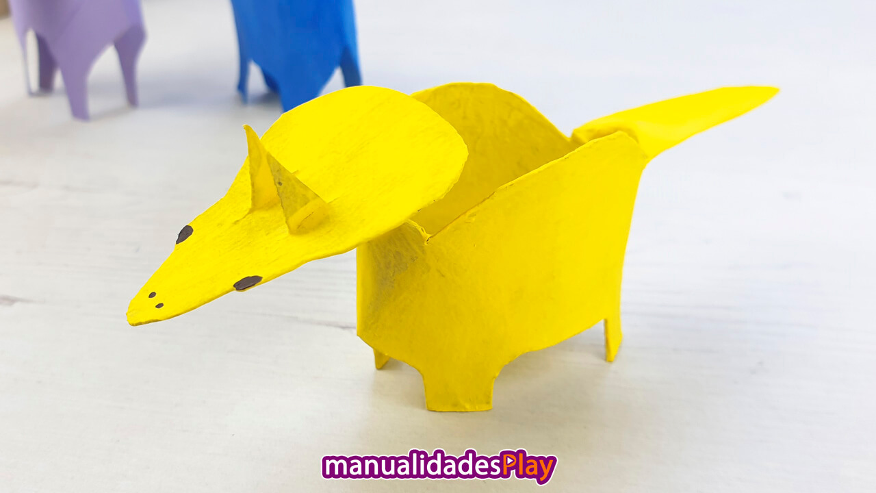 Dinosaurio Triceratops hecho con rollo de papel reciclado por un niño