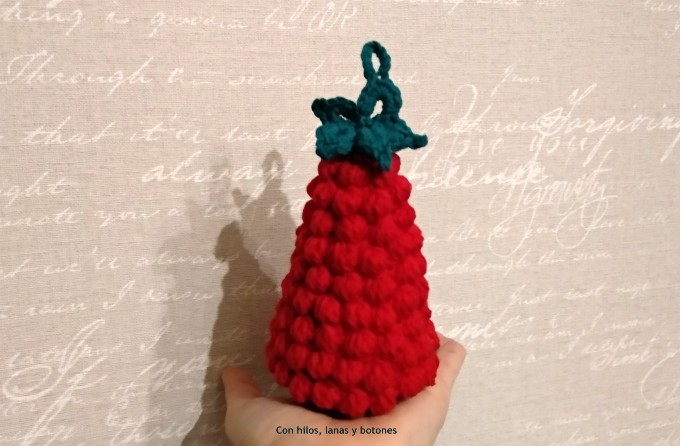 Con hilos, lanas y botones: Árbol de Navidad de ganchillo en punto bobble (patrón gratis)