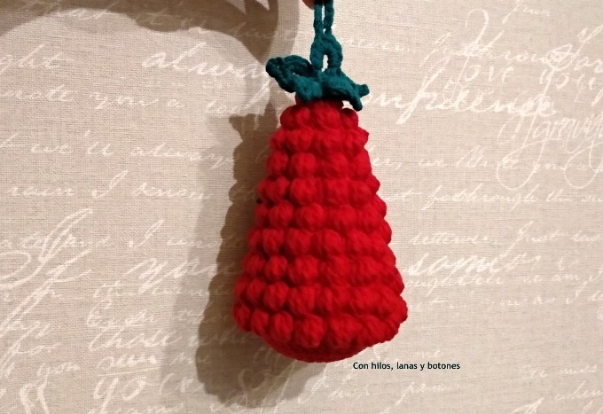 Con hilos, lanas y botones: Árbol de Navidad de ganchillo en punto bobble (patrón gratis)