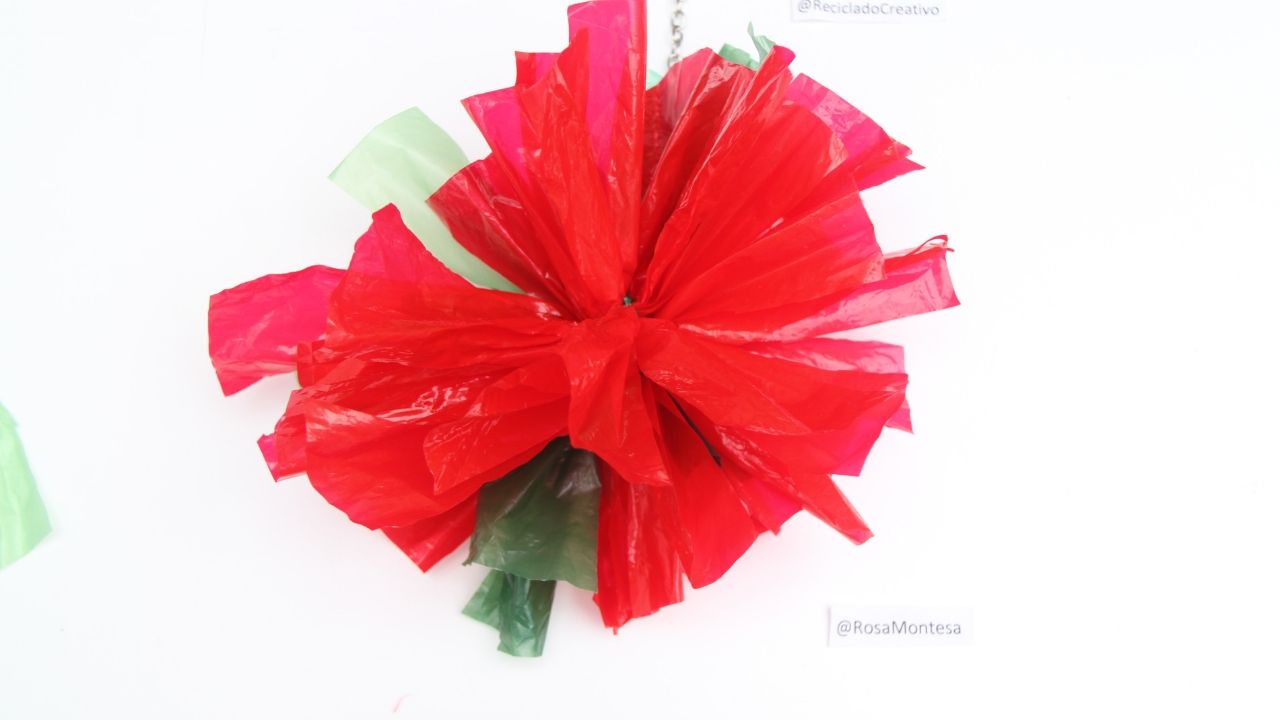 Taller de flores de Navidad hechas con bolsas de plástico de color rojo