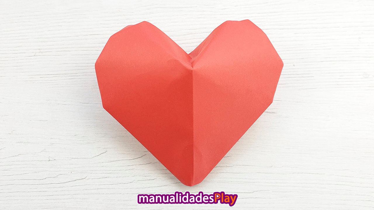 Corazón de papiroflexia en tres dimensiones de papel rojo