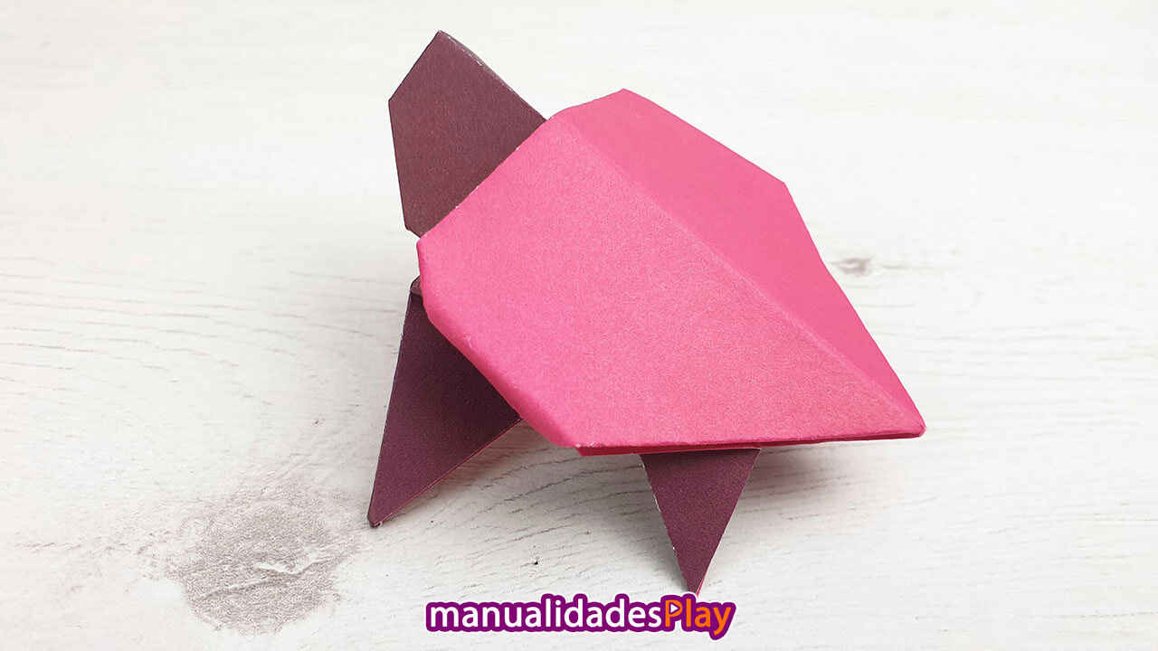 Tortuga de origami de color granate realizada con papel