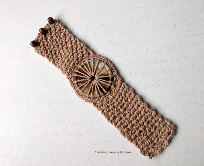 Con hilos, lanas y botones: pulsera de ganchillo con botón (patrón gratis)