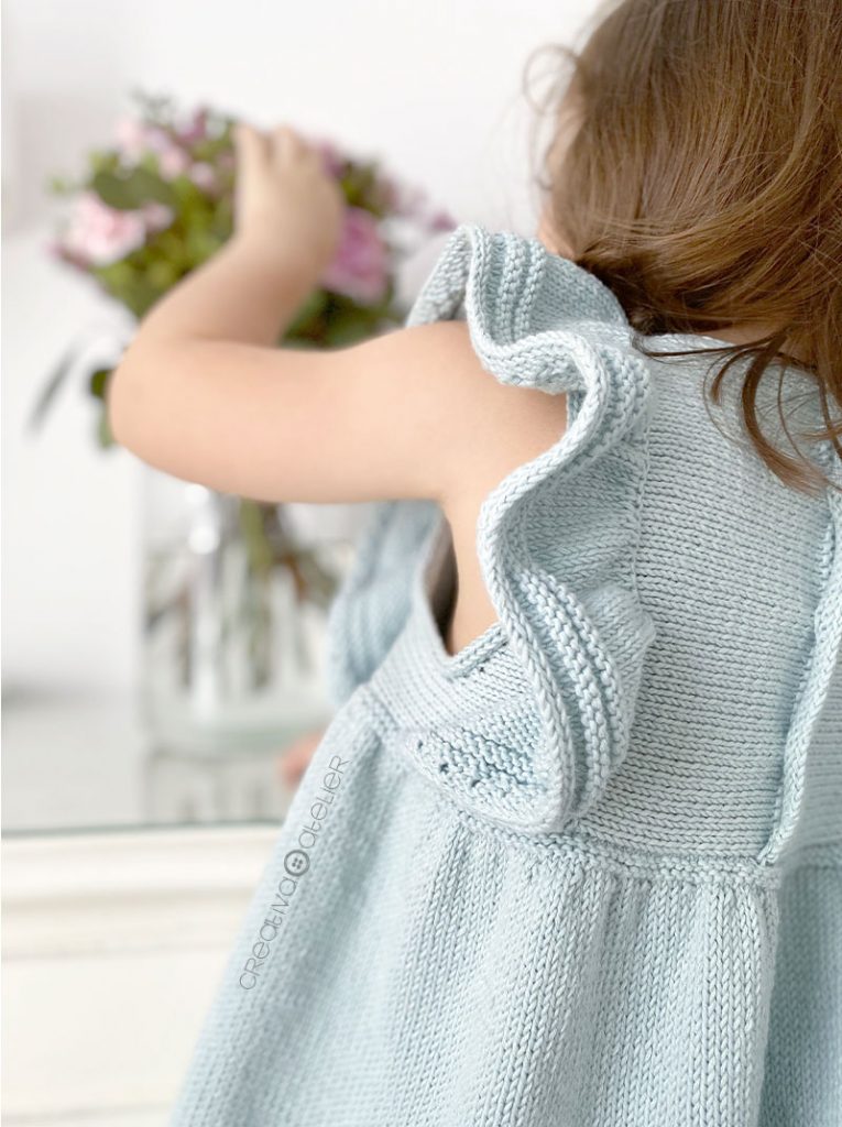Cómo tejer el vestido de punto para niña y bebé SEASIDE - Patrón y Tutorial Paso a Paso -Imagen de niña luciendo el vestido