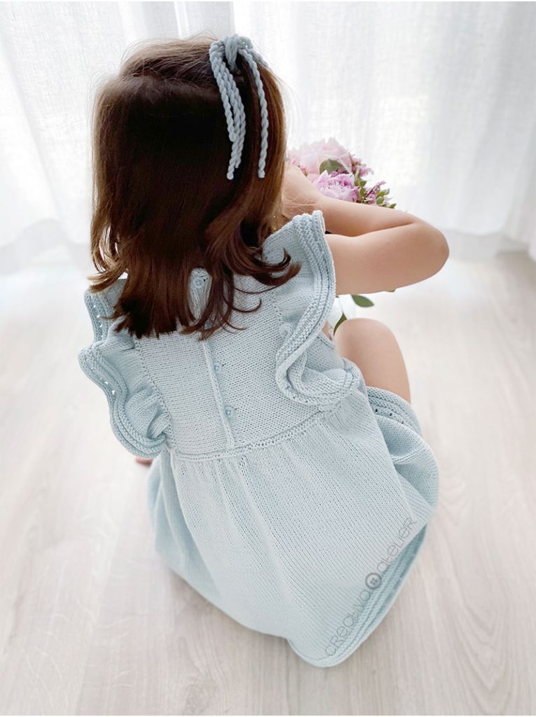 Cómo tejer el vestido de punto para niña y bebé SEASIDE - Patrón y Tuorial Paso a Paso- Imagen de niña luciendo el vestido