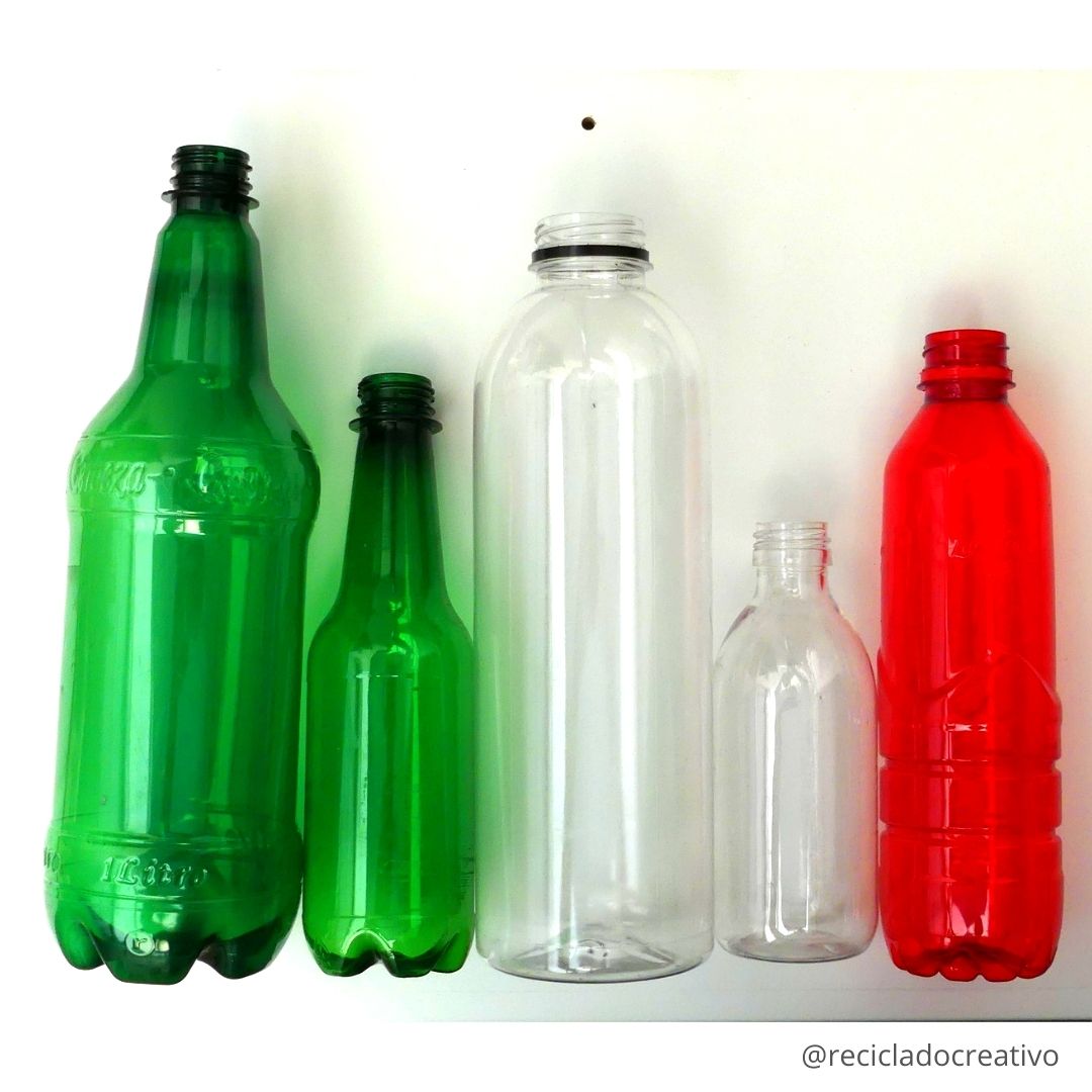 Flores reciclando botellas de plástico