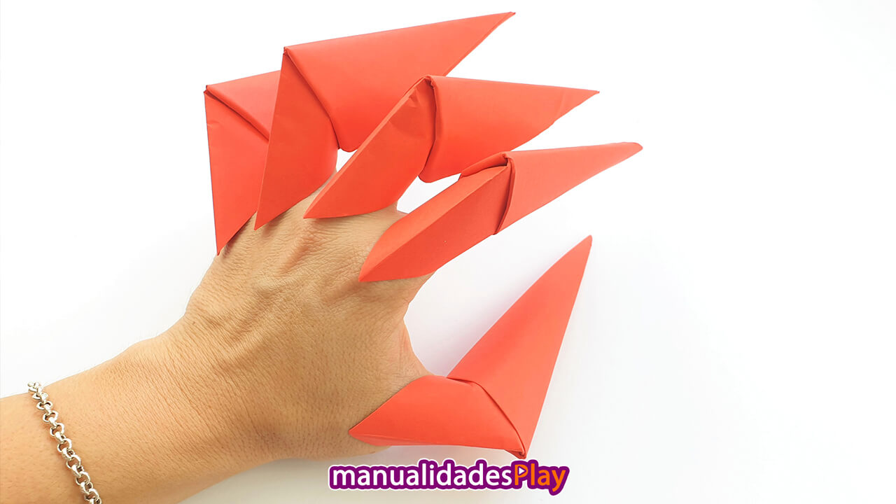 Garras de papel en una mano realizada con manualidades