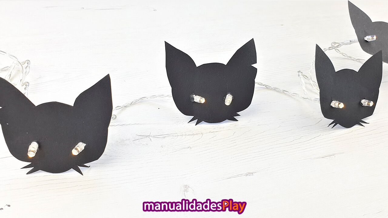 Guirnalada de caras de gatos negros para decorar en Halloween realizada con manualidades