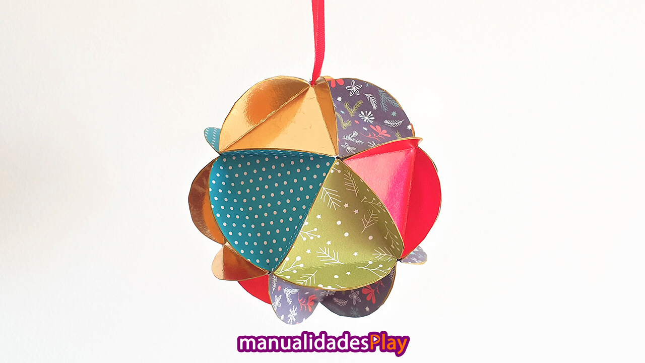 Bola de navidad con trozos papel creativa y original