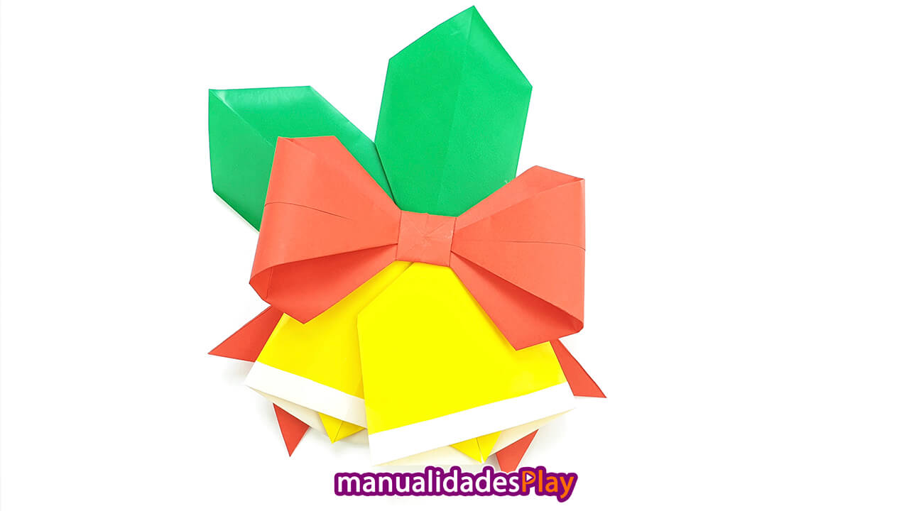 Adorno de Navidad de papel formado por campanas, lazo y hojas de acebo de origami
