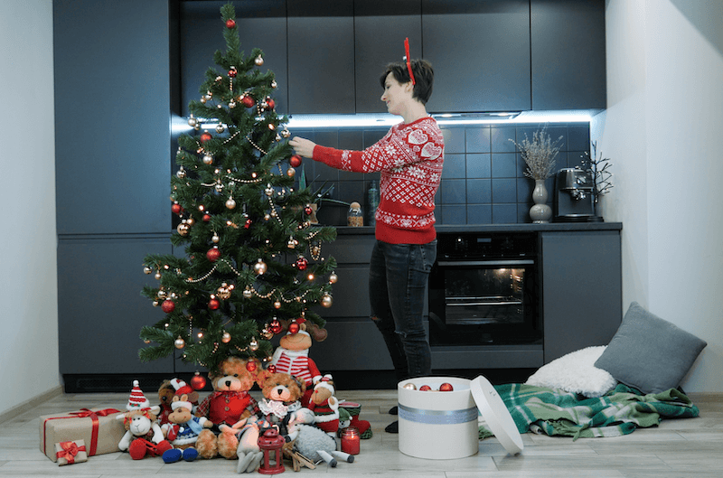 árbol de Navidad en la cocina