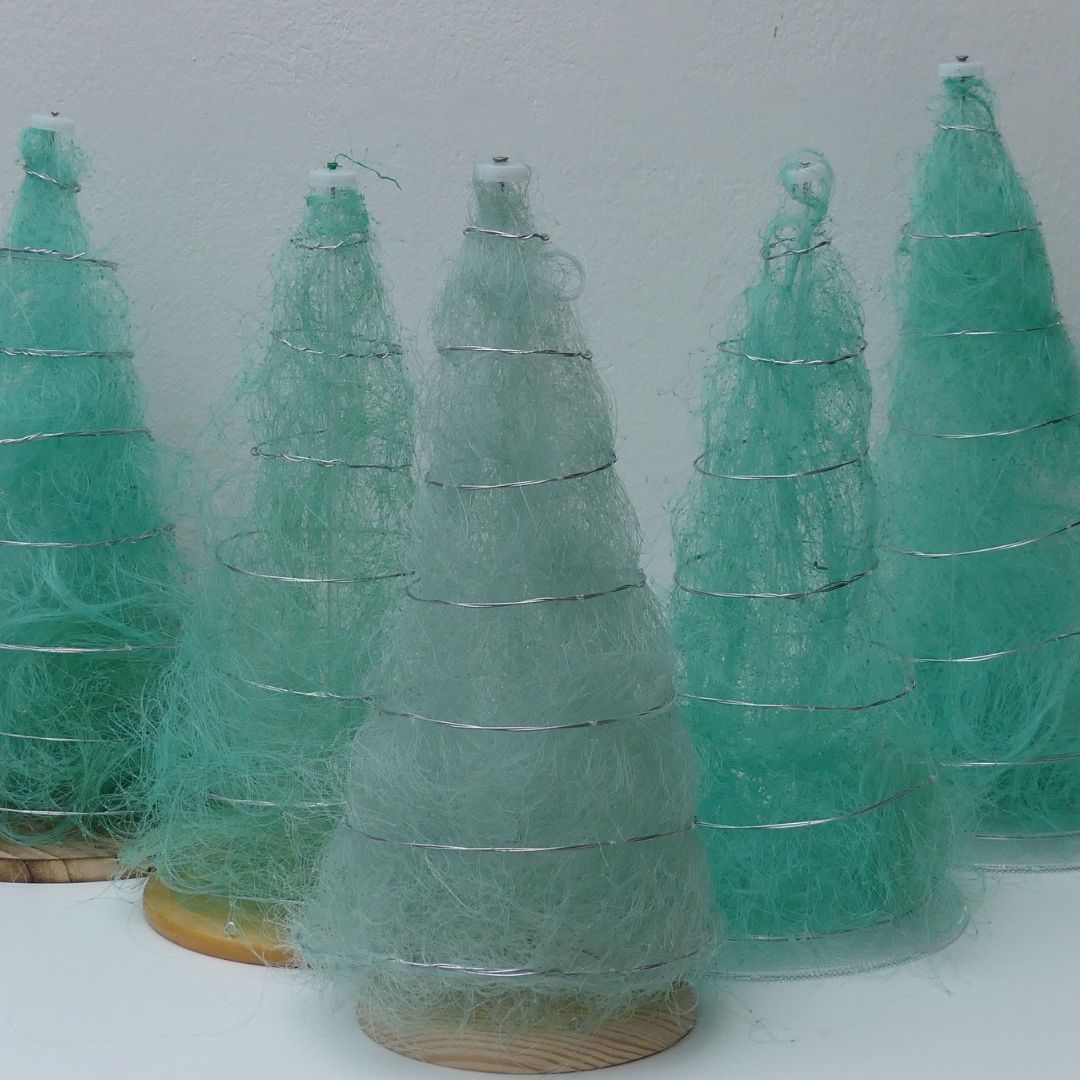 Árboles de Navidad reciclando redes de pesca