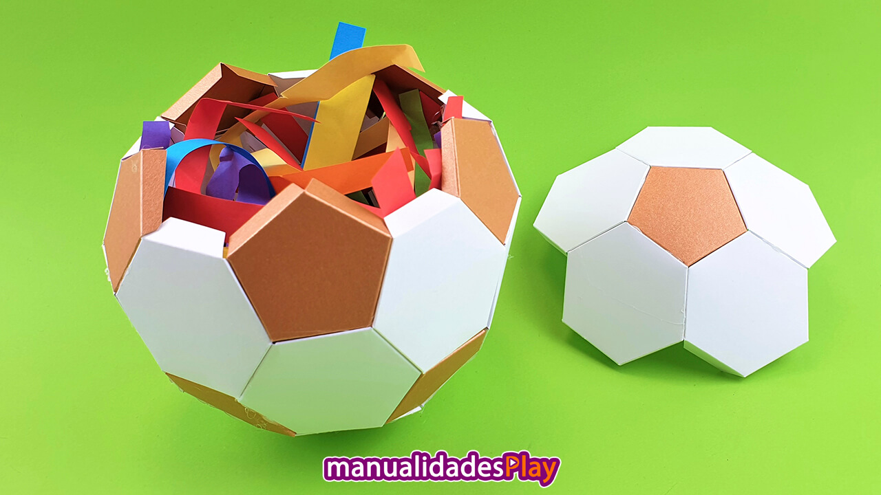 Caja regalo en forma de balón de fútbol de papel
