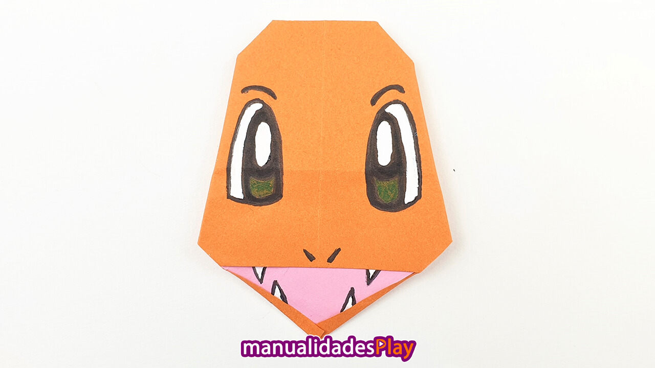 Cara de pokemon charmander de origami realizado con hoja de papel naranaja