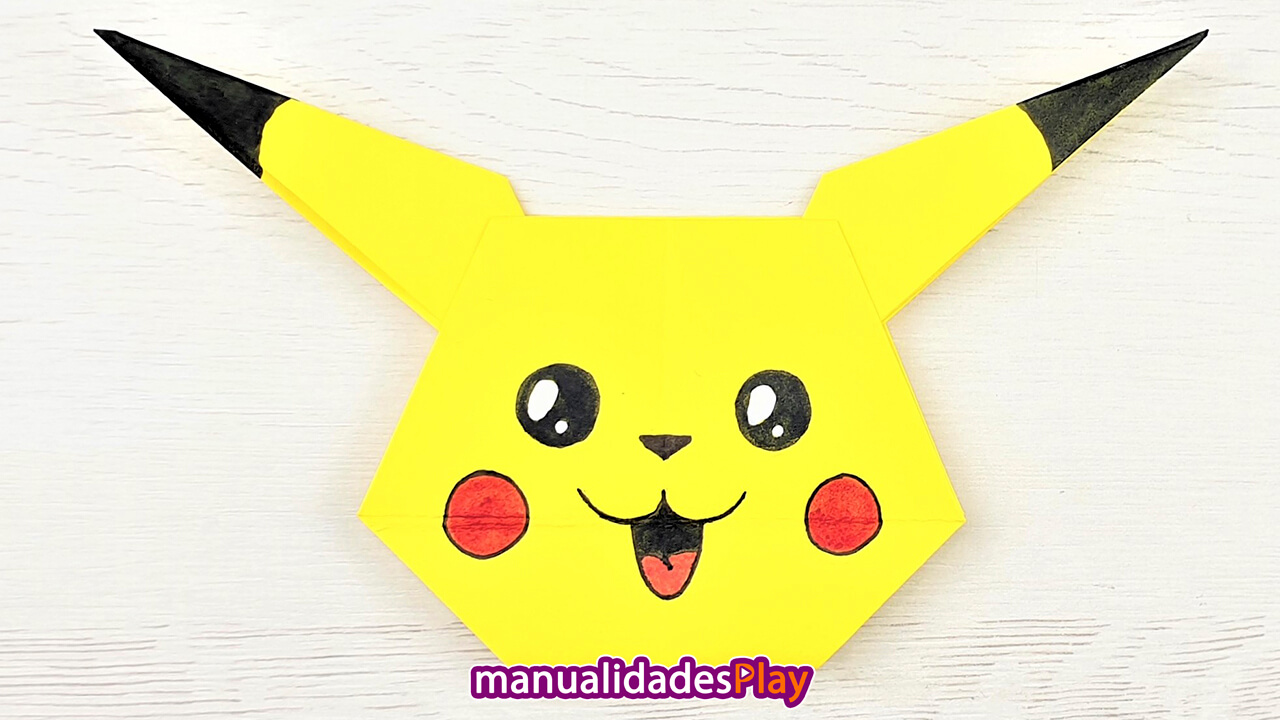 Cara de pikachu de origami realizada con un papel de color amarillo