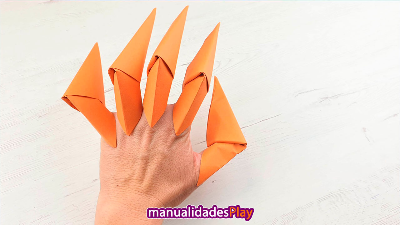 garra de papel con una garra de en cada dedo de la mano