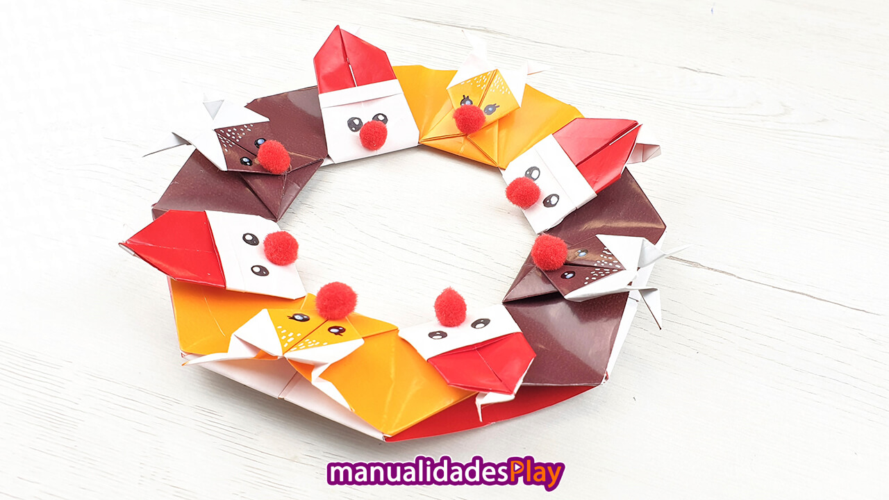 corona navideña de origami creada con hojas de papel