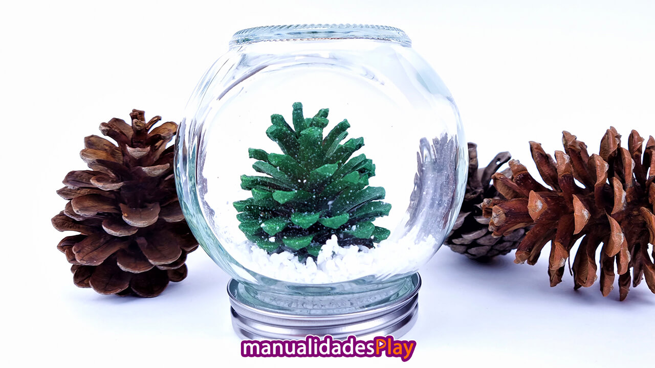 manualidad realizada con piña - árbol de navidad en frasco de cristal