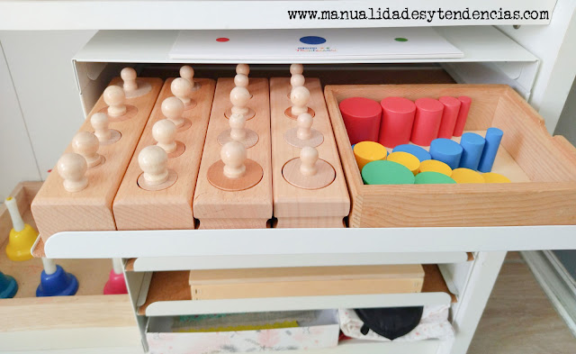 Organización de cilindros con botón y sin botón Montessori