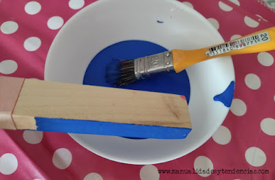Barras rojas y azules Montessori pintura azul