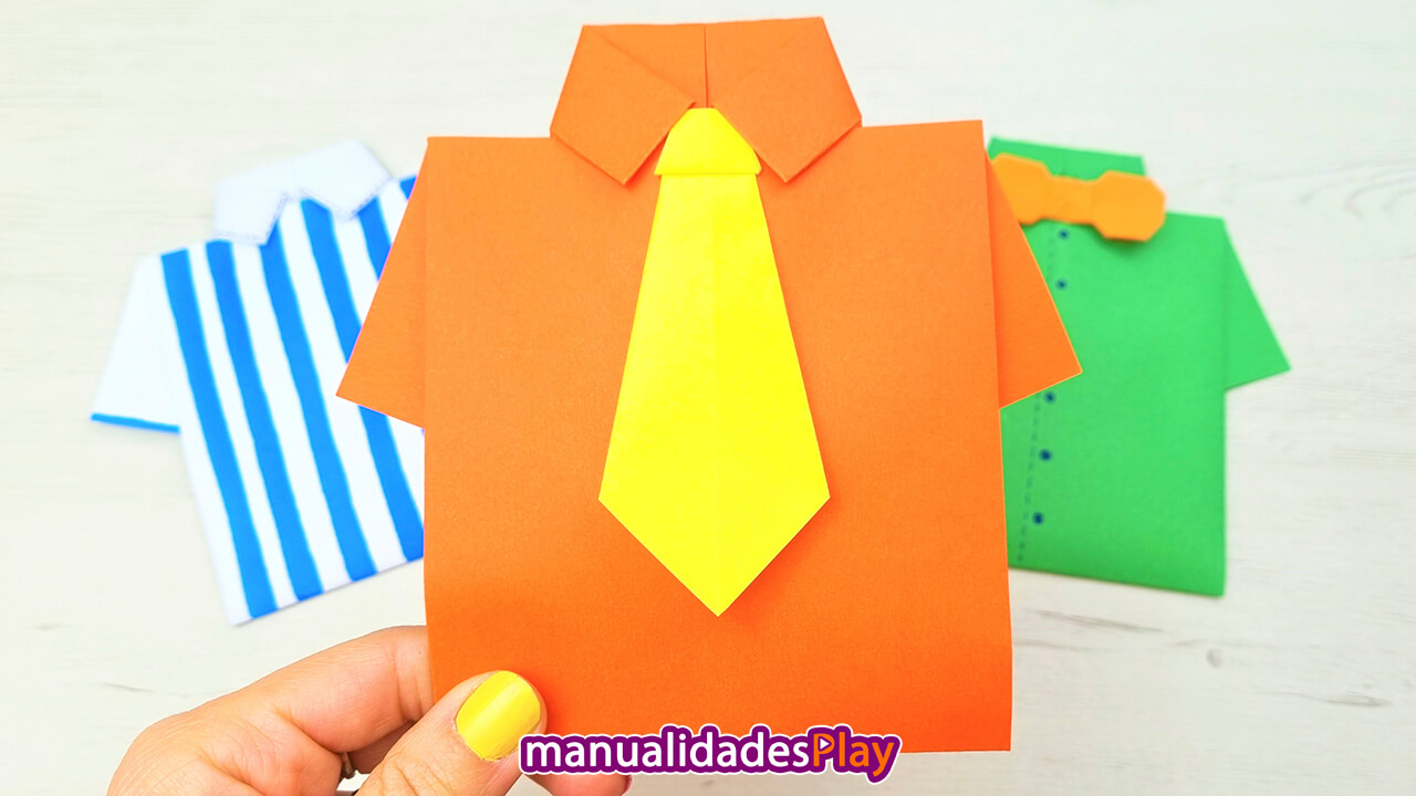 camisa de papel de color rojo con cortaba amarilla realizada con origami