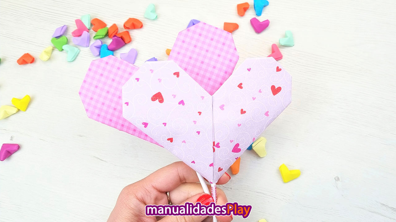 piruletas en forma de corazón con una hoja de papel