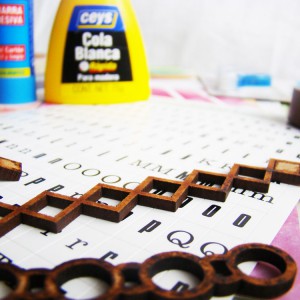 Adornos de madera y pegamentos