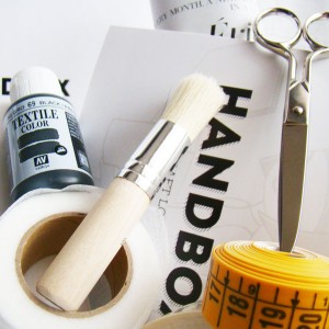 Brocha, pintura, tijeras y cinta