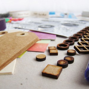 Adornos de madera, tags y rotulador