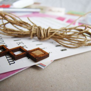 Cuerda y adorno de madera