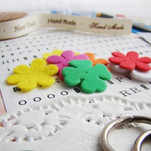 Blondas, anillas y flores