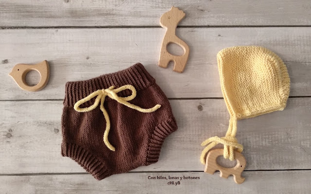 Con hilos, lanas y botones: Conjunto de cubrepañal, chaqueta y capota de punto