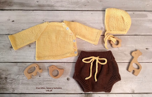 Con hilos, lanas y botones: Conjunto de cubrepañal, chaqueta y capota de punto