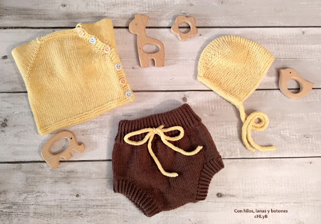 Con hilos, lanas y botones: Conjunto de cubrepañal, chaqueta y capota de punto