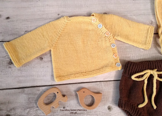 Con hilos, lanas y botones: Conjunto de cubrepañal, chaqueta y capota de punto