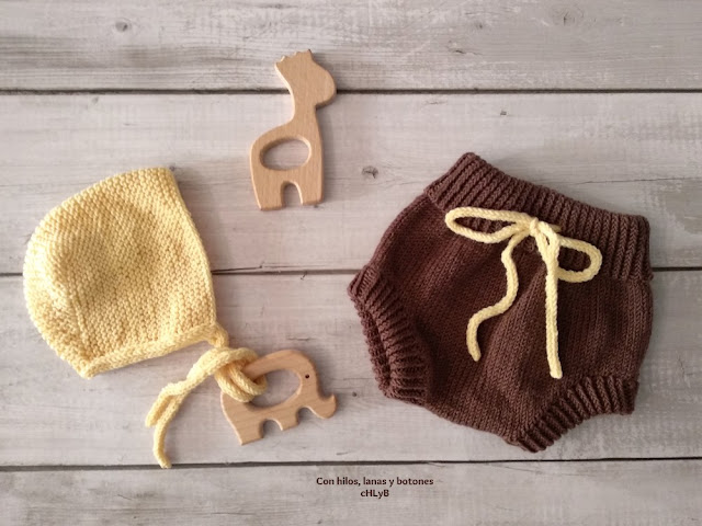 Con hilos, lanas y botones: Conjunto de cubrepañal, chaqueta y capota de punto