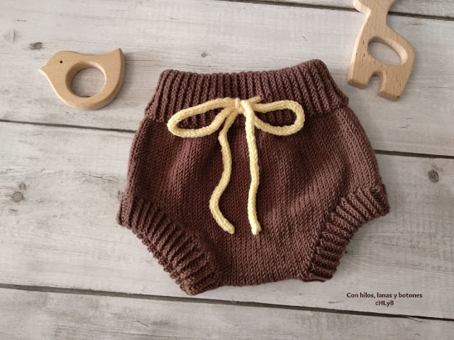 Con hilos, lanas y botones: Conjunto de cubrepañal, chaqueta y capota de punto