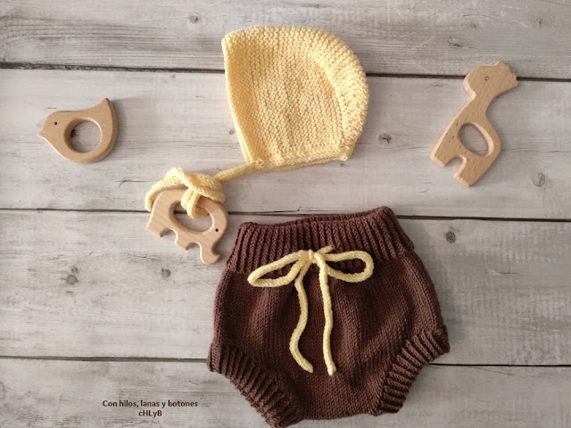 Con hilos, lanas y botones: Conjunto de cubrepañal, chaqueta y capota de punto