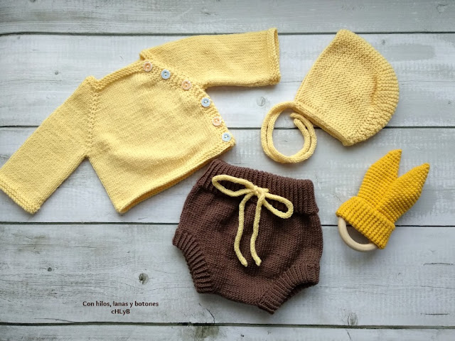 Con hilos, lanas y botones: Conjunto de cubrepañal, chaqueta y capota de punto