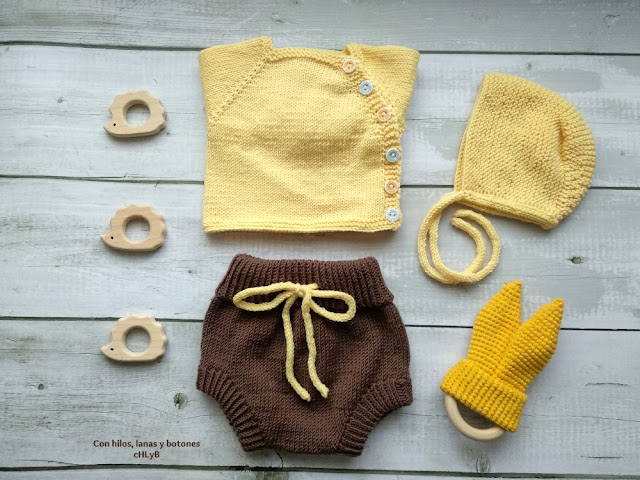 Con hilos, lanas y botones: Conjunto de cubrepañal, chaqueta y capota de punto