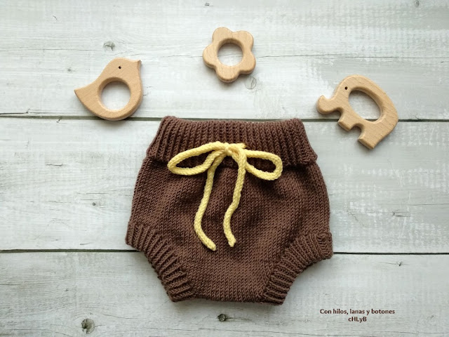 Con hilos, lanas y botones: Conjunto de cubrepañal, chaqueta y capota de punto