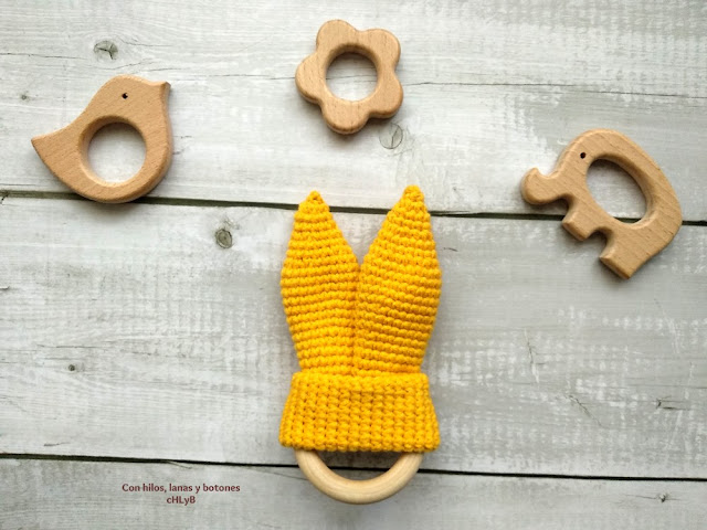 Con hilos, lanas y botones: Mordedor orejitas
