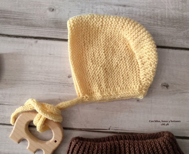 Con hilos, lanas y botones: Conjunto de cubrepañal, chaqueta y capota de punto