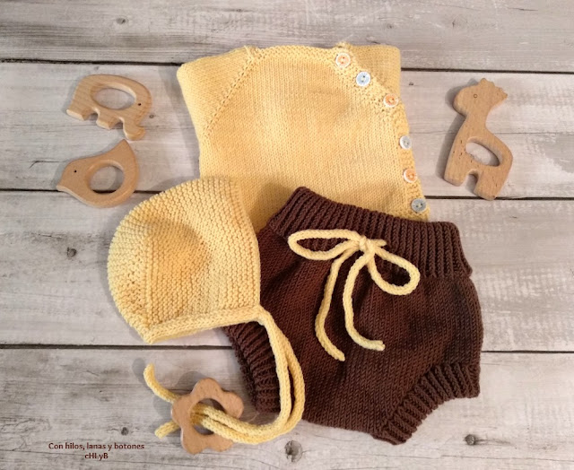 Con hilos, lanas y botones: Conjunto de cubrepañal, chaqueta y capota de punto